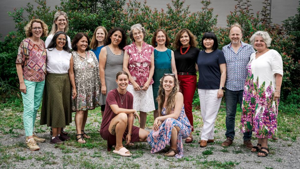 14 Personen des DEAB-Teams lachend