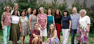 14 Personen des DEAB-Teams lachend