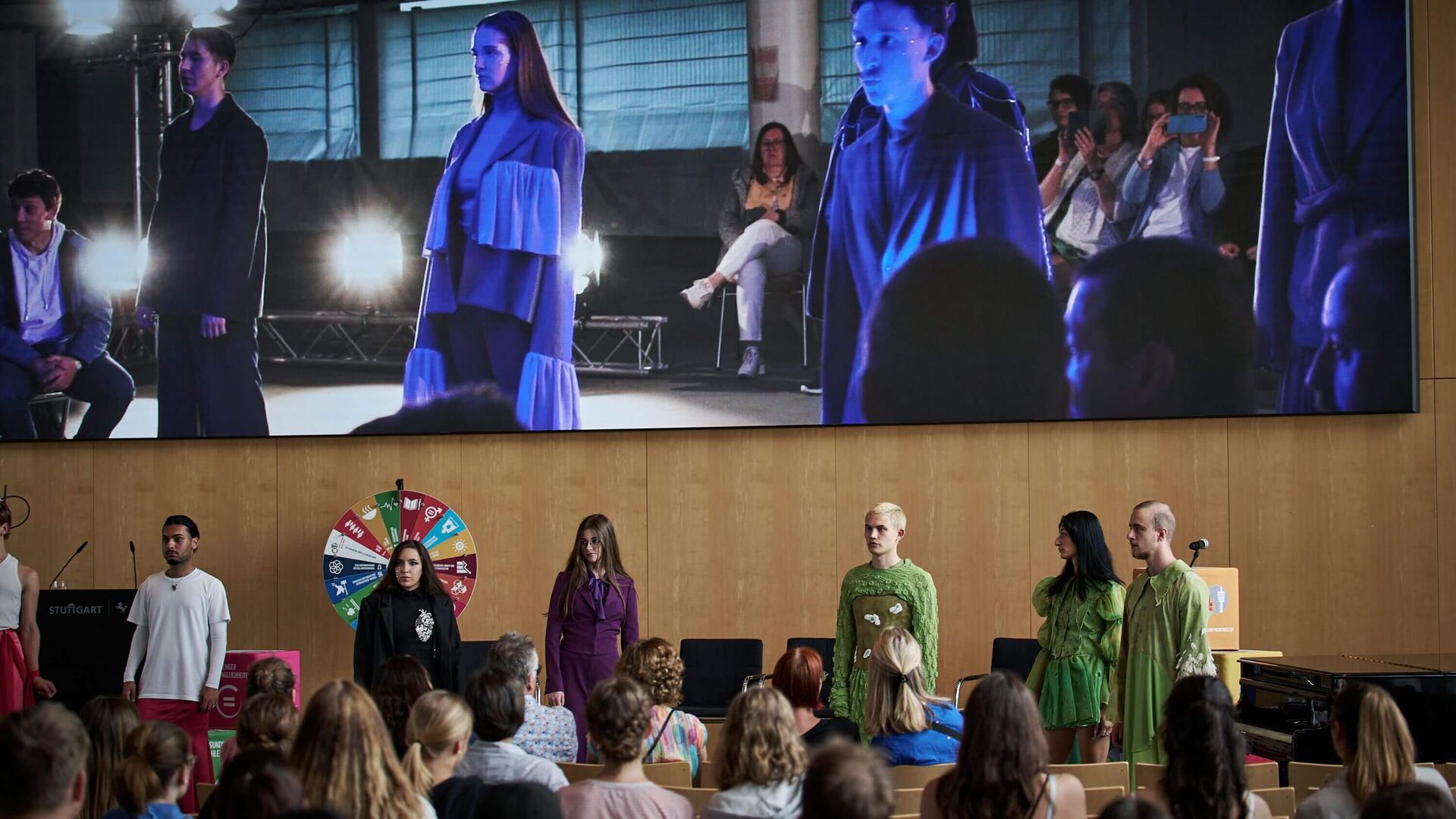 Modenschau der Kerschensteinerschule Stuttgart vor Publikum beim Global Eyes-Kongress 2023